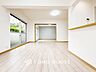 室内：落ち着いた色調のダイニングは家族団欒の憩いの場所です。