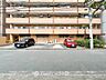 外観：前面道路含む現地写真『快適』は「家」と「街」と「環境」が調和した時に訪れるだと改めて感じさせてくれます。