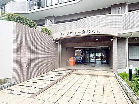 プライベート感が高まる、居住者を優しく迎え入れてくれるエントランス。
