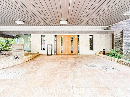 住まう誇らしさと安心感を演出する落ち着いた雰囲気のエントランス。