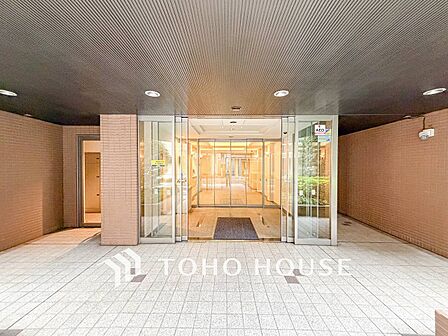 住まう誇らしさと安心感を演出する落ち着いた雰囲気のエントランス。