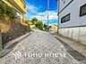 外観：前面道路含む現地写真『快適』は「家」と「街」と「環境」が調和した時に訪れるだと改めて感じさせてくれます。
