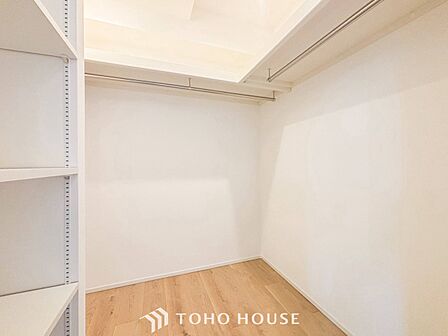 衣類だけでなく大きな荷物も収納でき、お部屋がすっきりします。