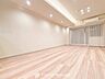 室内：開放感あるリビングダイニング。ご家族とのんびりしたひと時を過ごせますね。