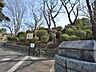 周辺：遊具が設置された広場や、池を配した和風庭園、横浜能楽堂が建てられています。