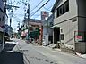 周辺：野菜や果物、肉、魚など新鮮な食材を豊富に取り揃えています。おススメ献立の紹介なども好評です。