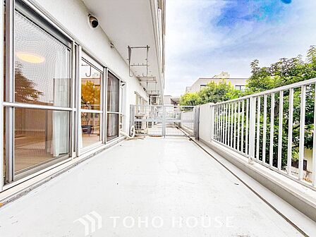心地よい風を肌で感じることのできるバルコニー。