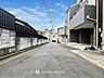 外観：前面道路含む現地写真『快適』は「家」と「街」と「環境」が調和した時に訪れるだと改めて感じさせてくれます。