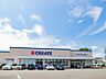 周辺：お薬や日用品はもちろん、冷蔵食品・冷凍食品・お酒などをお手ごろ価格で取り揃える頼もしいお店。