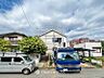 外観：爽やかな青空の下に贅沢なほどに降り注ぐ陽光、豊かな居住性と、クオリティが見事に調和した住空間。
