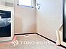 室内：洗濯機を配置しても十分なスペースを確保しております。