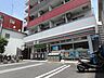 周辺：24時間営業ですので、急な買い物に便利です。駐車場もあります。