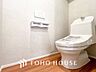 トイレ：トイレはシンプルにホワイトで統一した温水洗浄付です。