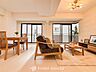 リビング/ダイニング：落ち着いた雰囲気に包まれた伸びやかな空間で、ゆったりと家族団らんの時間を過ごせます。