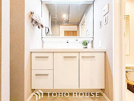 洗面台・洗面所三面鏡裏収納には化粧品や洗面用品類をすっきり整理できます。