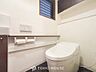 トイレ：トイレはシンプルにホワイトで統一した温水洗浄付です。