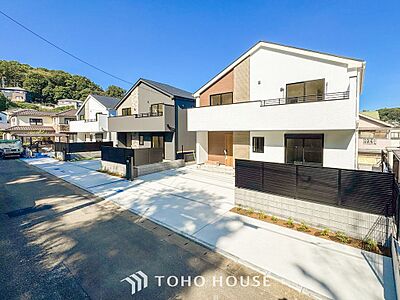 外観：爽やかな青空の下に贅沢なほどに降り注ぐ陽光、豊かな居住性と、クオリティが見事に調和した住空間。