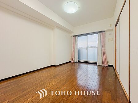 やわらかな陽射しがふりそそぎ、室内に開放感と爽快感をもたらします。