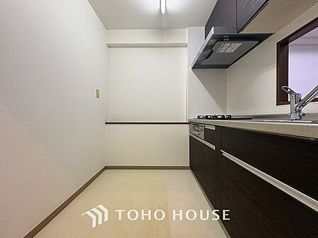 お手入れのしやすいすっきりしたシステムキッチンを採用しました。