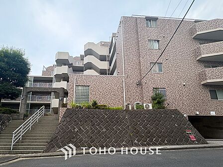 前面道路含む現地写真『快適』は「家」と「街」と「環境」が調和した時に訪れるだと改めて感じさせてくれます。