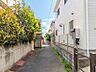 周辺：ゆとりのある敷地横の通路。風通りや日当たりをしっかりと確保し、隣地との程よい距離感を生み出します