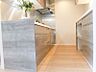 キッチン：広々とした調理スペースで効率よく料理が楽しめます。スムーズな家事動線で日々の家事負担もぐっと軽減