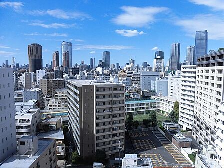 解放感あふれる美しい眺望。四季折々の空や夜景を眺めながら、贅沢なリラックスタイムを堪能できます