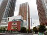 外観：ガラスと緑が映えるデザインで、都心にいながら自然を感じる洗練された佇まいです