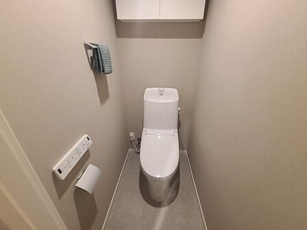 清潔感あふれる温水洗浄便座付きトイレ。上部の棚に備品を収納でき、空間をスッキリ保てます。