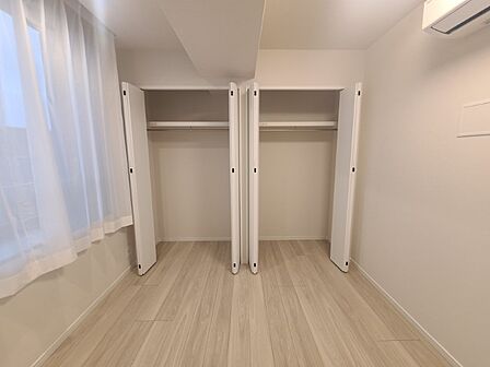 大容量のクローゼットを配置。衣類や小物をスッキリ収納でき、お部屋を広く使えます。