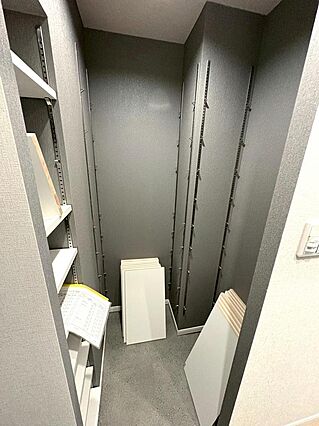 玄関横にシュー...