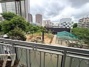 南向きのバルコニーです。目の前には公園があり開放感溢れる眺望です。