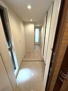 玄関から室内に向けて扉が設置されておりますので、お部屋の中を見られる心配はありません。