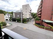 麻布台の閑静な住宅街に立地。大きな青空が見渡せます。