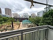 目の前には公園があり開放感溢れる眺望です。緑に癒されますね。