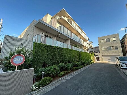 落ち着いた住環境です。近くにはスーパー等、生活施設が充実してます!