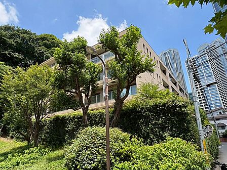 麻布狸穴公園が隣接していて四季の彩りが楽しめます。
