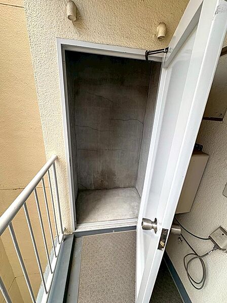 バルコニー横に納戸があり、レジャー用品などスッキリ収納できます。