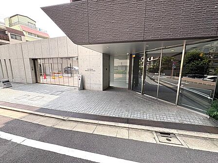 タイル貼りの高級感溢れるエントランスです。