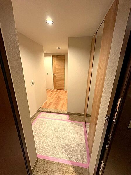 玄関から室内に向けて扉が設置されておりますので、お部屋の中を見られる心配はありません。