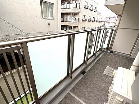 南西向きで陽当たりの良いバルコニーです！ガーデニングを楽しむのもいいですね。