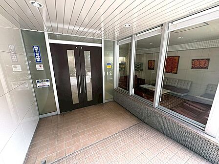 高級感溢れるエントランスです。
