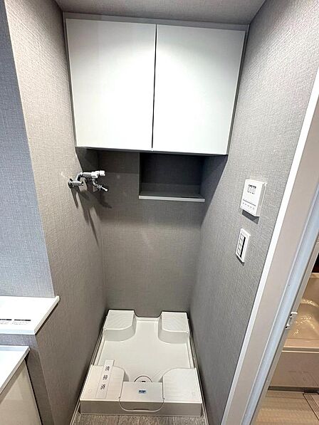 洗濯機置き場はゆったりとしたスペースが確保されておりますので、大型洗濯機も設置可能です。
