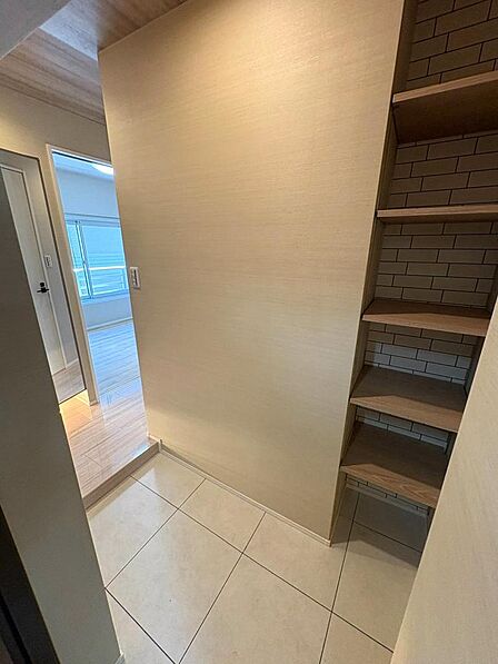 玄関から室内に向けて扉が設置されておりますので、お部屋の中を見られる心配はありません。