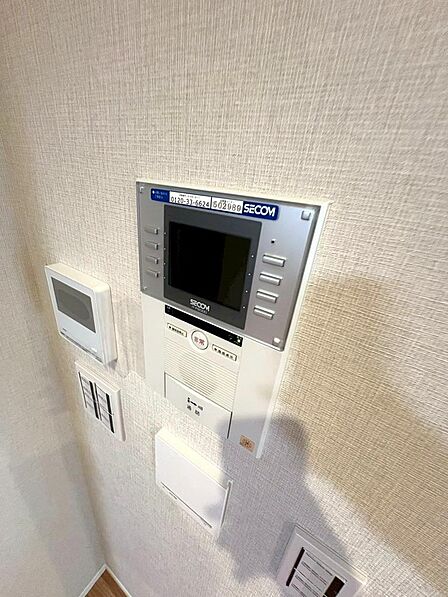 テレビモニター付きインターフォンが設置されておりますので、セキュリティは安心ですね。