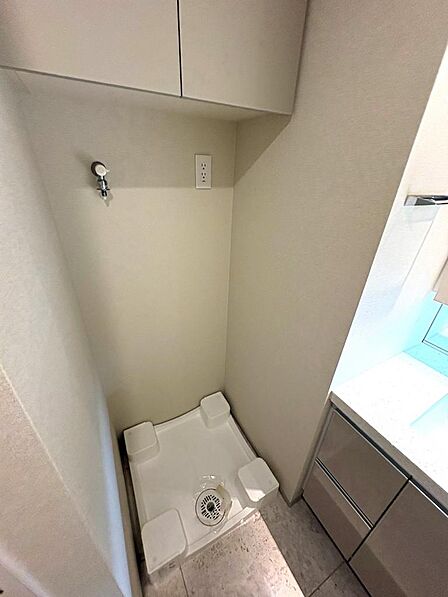 洗濯機置き場はゆったりとしたスペースが確保されておりますので、大型洗濯機も設置可能です。