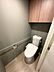 トイレ：ウォシュレット機能付きのトイレになります。タンク上部には吊戸棚が設置されています。