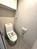 トイレ：ウォシュレット機能付きのトイレになります。タンク上部には吊戸棚が設置されています。