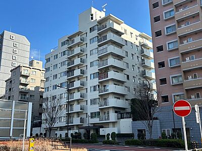 外観：３駅３路線利用可！通勤通学に便利。山手通り沿いに立地していて遅い帰宅も明るくて安心です。