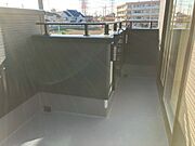 南向きのバルコニーは日当たりも良く、洗濯物も気持ち良く干せそうです。